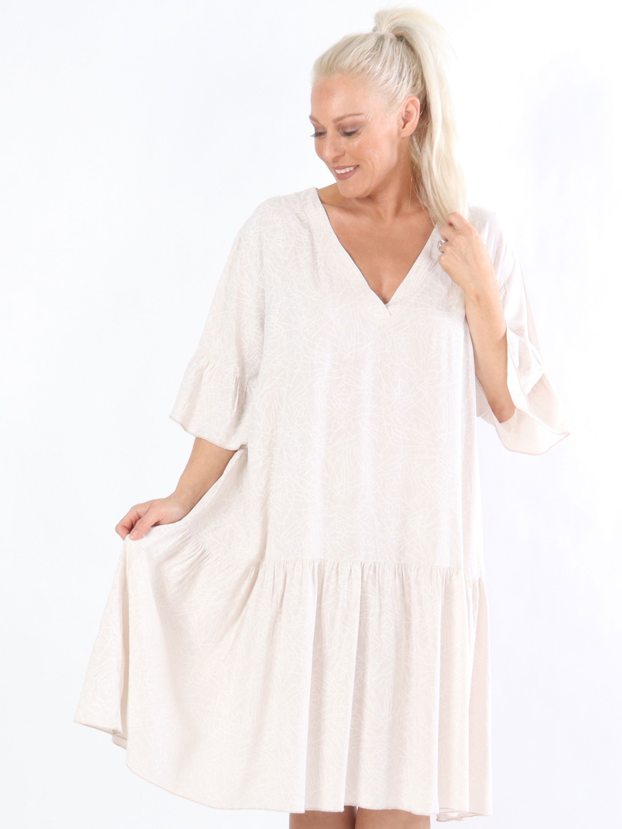 Fiona - Beigefarvet mønstret kjole med lille v-udskæring